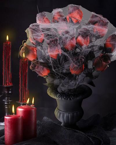 Vase avec roses rouges et toile d’araignée – 35 cm